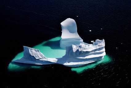 Iceberg érodé dans le fjord d’Unartoq, Groenland (60°28’ N – 45°19’ O). Crédit : © Yann Arthus-Bertrand