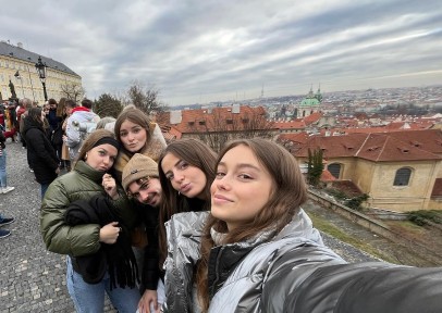groupe de 5 étudiantes à Prague