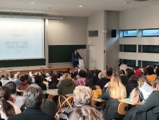 Discours du directeur de la Faculté en amphithéâtre