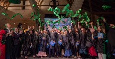 Le lancer d'épitoges par les nouveaux diplômés