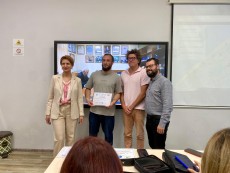 Nargiz Phalavandishvili, Christophe Guibert et Dénali Boutain, de l’UA, remettent la certification à un étudiant géorgien.