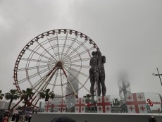 La sculpture mouvante Ali et Nino, symbole de la ville.