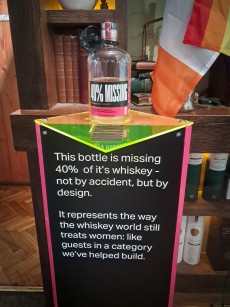 Campagne contre l'invisibilisation des femmes dans le secteur du whiskey, dans un pub.