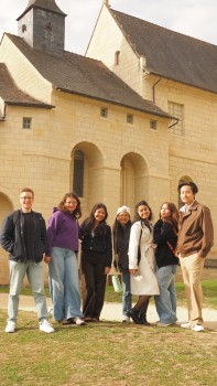photo d'un groupe d'étudiants devant l'Abbaye