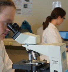 Microscope trinoculaire