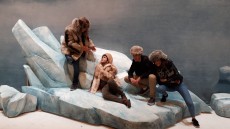 Des étudiants sur un décor iceberg