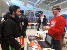 Echange entre un ancien étudiant exposant et un étudiant