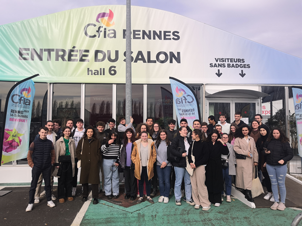 étudiants devant l'entrée du salon 