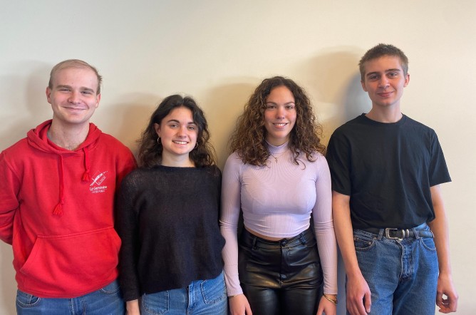 photo des 4 étudiants debout