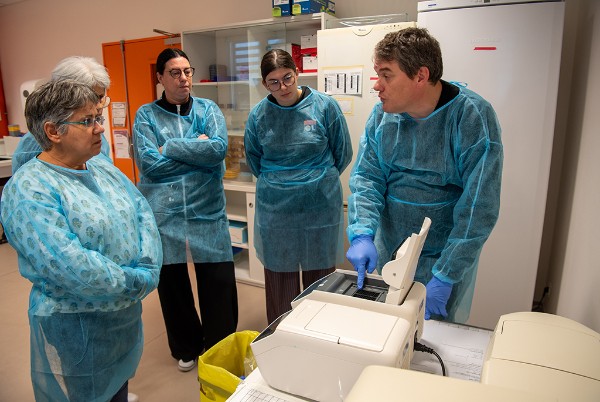 Des membres de l'équipe Mitolab (ici, Olivier Baris), ont guidé les visiteurs dans leurs laboratoires