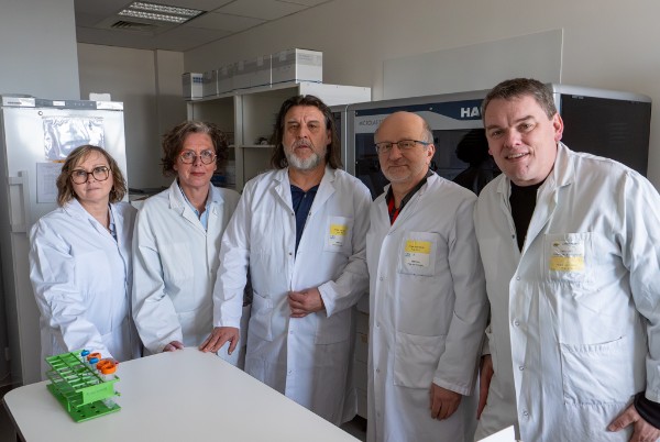 Guy Lecluyse, entour&eacute; des membres de l'AMMi (&agrave; dr.) et des chercheurs Vincent Procaccio et Olivier Baris