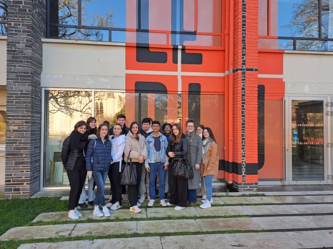 les étudiants devant l'artothèque d'Angers