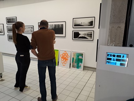 deux personnes observant des tableaux 