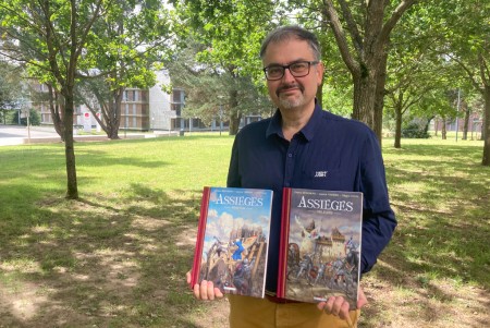 Laurent Vissière, avec les deux premiers exemplaires de la série. Laurent Vissière, avec les deux premiers exemplaires de la série.