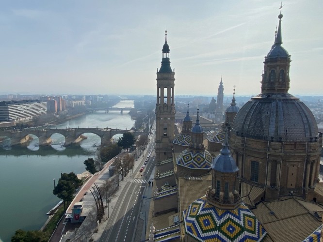 paysage de la ville de Zaragoza en Espagne, ciel bleu