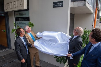 La plaque en l'honneur de Michel Bonneau a été dévoilée par l'intéressé, entouré du président de l'UA, du maire d'Angers et du recteur