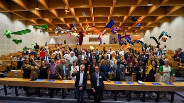 À l'issue de la cérémonie, les diplômés ont jeté leur écharpe aux couleurs de leur école doctorale