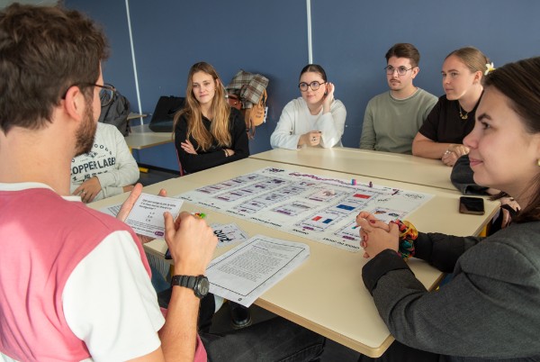 Des &eacute;tudiants de l'iAE ont r&eacute;cemment d&eacute;couvert le jeu. 