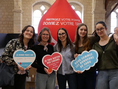 Manon Biotteau, au centre, et ses camarades de la Faculté de santé, étaient en charge de la collation lors de la collecte de sang mardi 24 mars aux Greniers Saint-Jean.