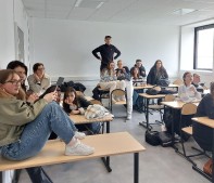 étudiants dans une salle pendant le quizz