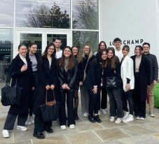 photos de groupe des étudiant devant Lonchamp