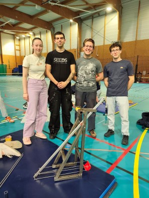 Lisa, Matthias, Tanguy et Nolhan les concepteurs du lanceur de balles nommé "Le Zinzin""