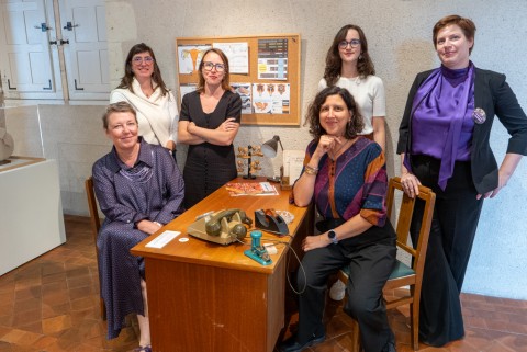 Les coprésidentes de l'AFéMuse entourent les quatre commissaires scientifiques de l'exposition (de g à dr) : Christine Bard, Chrystel Grosso, Laura Tatoueix, Bibia Pavard, Pauline Mortas et Julie Verlaine. Les coprésidentes de l'AFéMuse entourent les quatre commissaires scientifiques de l'exposition (de g à dr) : Christine Bard, Chrystel Grosso, Laura Tatoueix, Bibia Pavard, Pauline Mortas et Julie Verlaine.