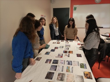 groupe d'étudiants devant la fresque qu'ils ont réalisée