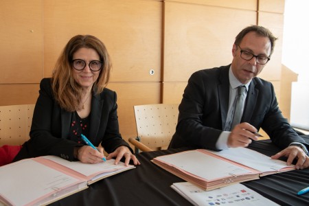 Gabrielle Inguscio, pour le CNRS, et Christian Roblédo, pour l'UA ont signé l'acte de naissance du GIS