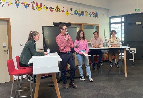 étudiants debout pendant leur présentation