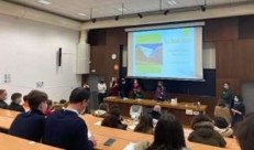 photo des visiteurs dans un amphi