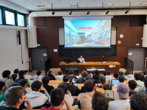 représentant de l'ETS Montréal devant les étudiants de l'IUT dans un amphithéâtre