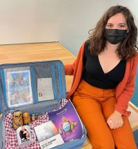 Joséphine Comte présente sa valise de chercheure