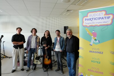 De gauche à droite : Titouan Girard, vice-président Étudiants, Matéis Ragon et Elorri Massing, qui ont imaginé le projet de studio de musique, Anthony Guyot, directeur adjoint de l'IUT, et Laurent Bordet, vice-président Vie étudiante et de campus.