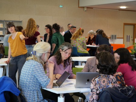Après la conférence de Benoît Laignel, une trentaine d’enseignant·es ont réfléchi à la manière d'intégrer les enjeux de développement durable dans leur formation.