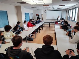 étudiants dans une salle de classe