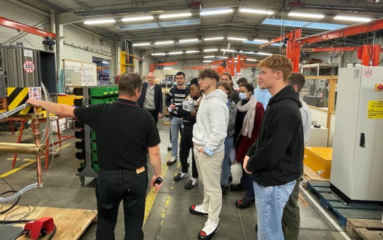 etudiants en visite dans un atelier