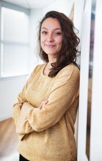 photo de Louise Bellanger, debout les bras croisés, portant un haut jaune