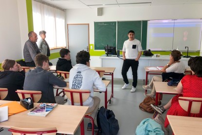 Guy Lenaers et Salim Khiati, enseignant-chercher à l'UA, ont présenté le parcours Mitofood au lycée Le Fresne le 24 mai 2023