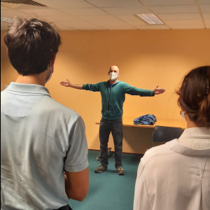 L'artiste Kwal prodiguant ses conseils aux étudiants