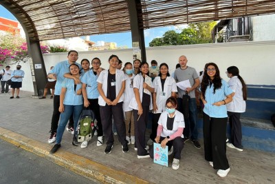 Cl&eacute;ment Marie dit Chirot travaille avec des &eacute;tudiants locaux.