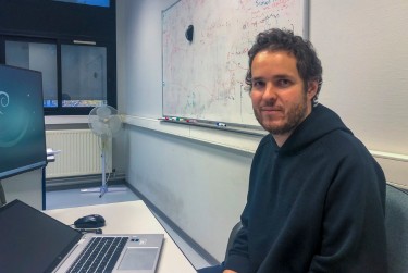 Photo d'Olivier Goudet, dans son bureau de la Faculté des sciences