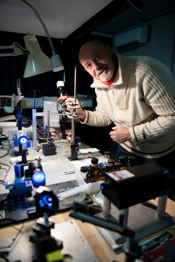 Photo de Régis Barillé dans son laboratoire