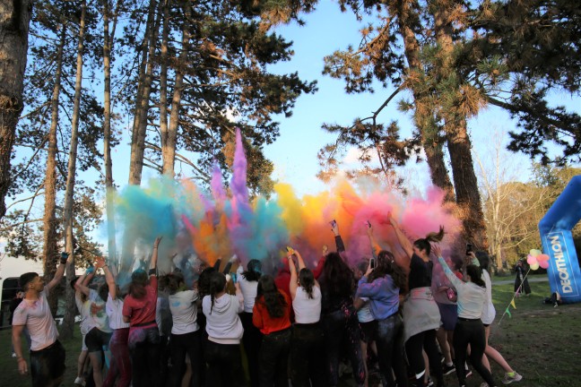 étudiants qui lancent de la poudre coloré