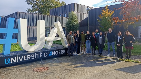 Les dix doctorants entourent le géographe Sébastien Fleuret, coordinateur du projet Les dix doctorants entourent le géographe Sébastien Fleuret, coordinateur du projet
