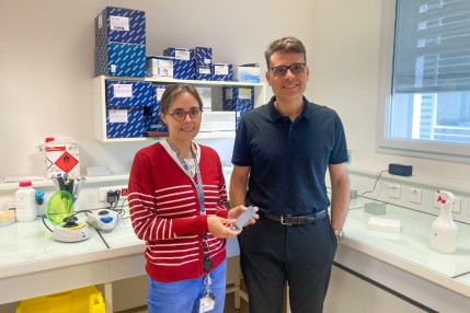 Val&eacute;rie Desquiret-Dumas et Marc Ferr&eacute;, autour d'un s&eacute;quenceur nanopore.