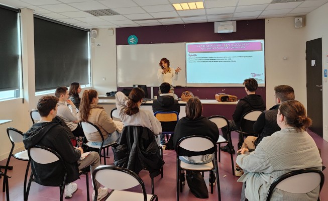 étudiants assis devant une présentation de la formation préparatoire au DCG