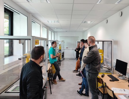 visiteurs dans une salle avec des robotos jaunes