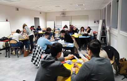 étudiants dans la salle par groupe de 3