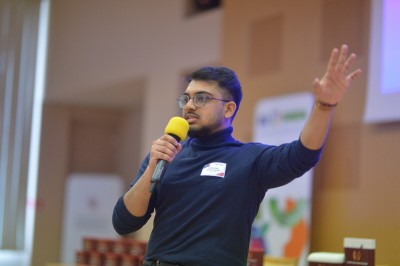 Mohamed Adnan, thésard au sein du laboratoire Infections respiratoires fongiques, représentait l'UA lors du concours 3-Minute Fame.
